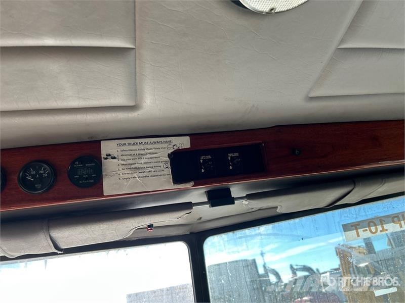 Peterbilt 330 Cabines