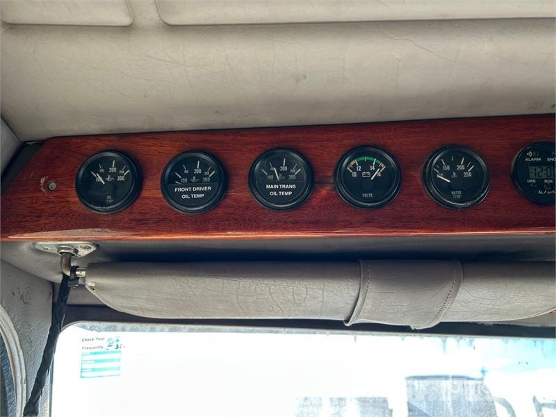 Peterbilt 330 Cabines