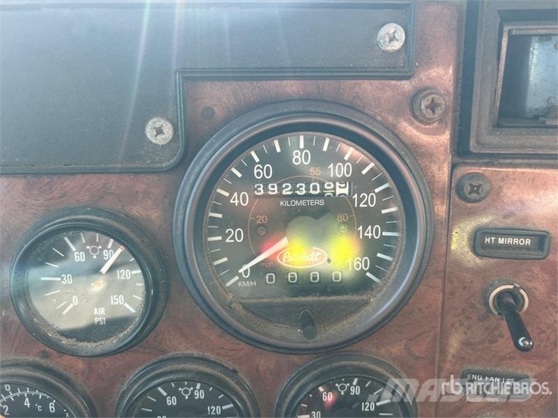 Peterbilt 330 Cabines