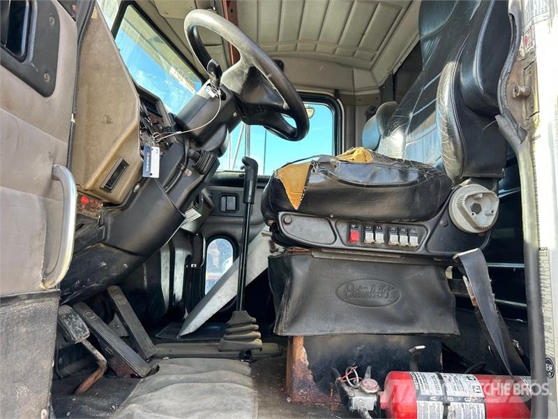 Peterbilt 330 Cabines