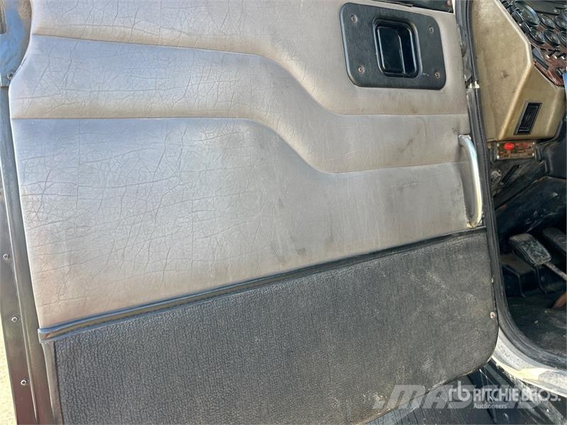 Peterbilt 330 Cabines