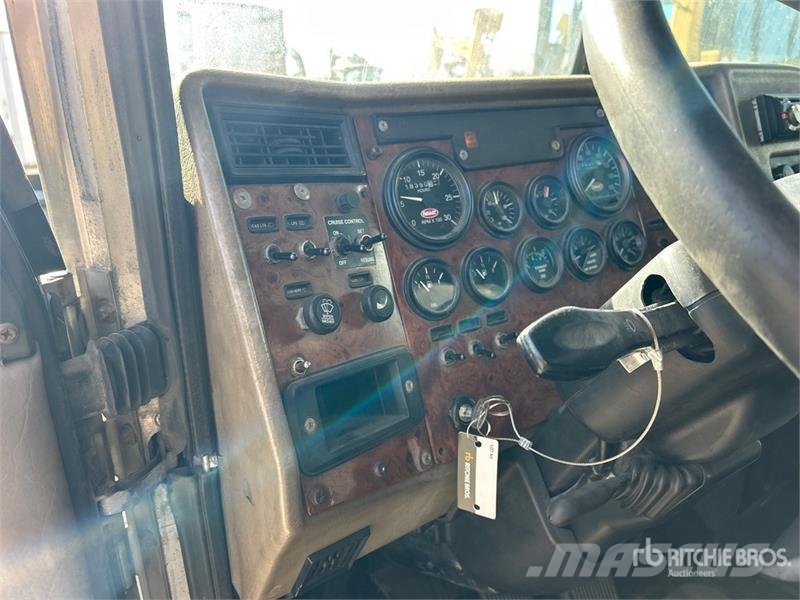 Peterbilt 330 Cabines
