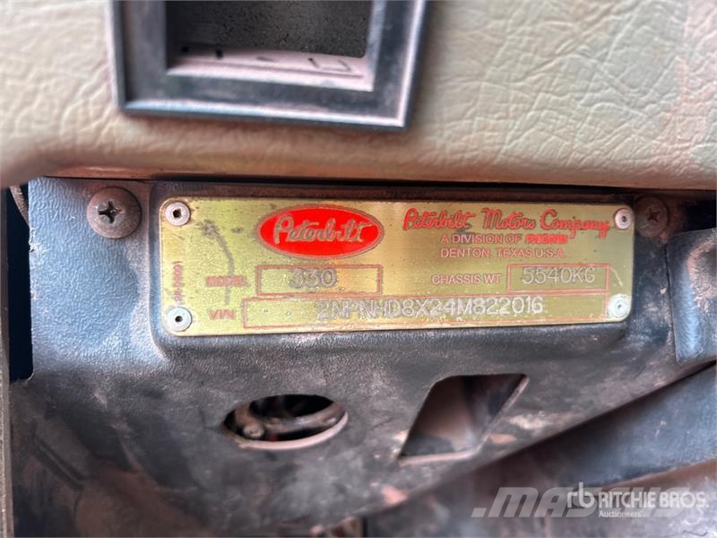 Peterbilt 330 12000 L 4x2 Fuel Truck タンカートラック