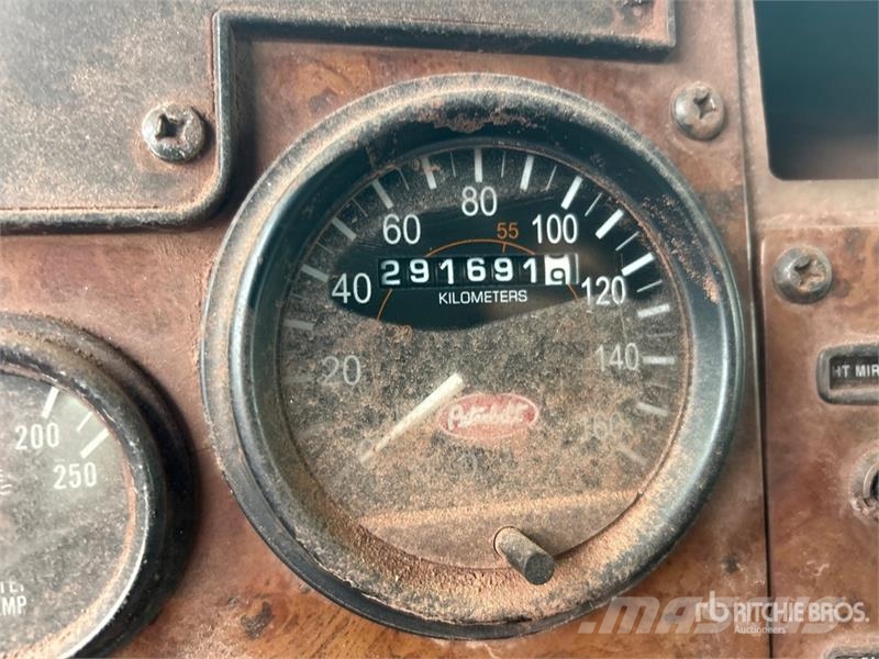Peterbilt 330 12000 L 4x2 Fuel Truck タンカートラック
