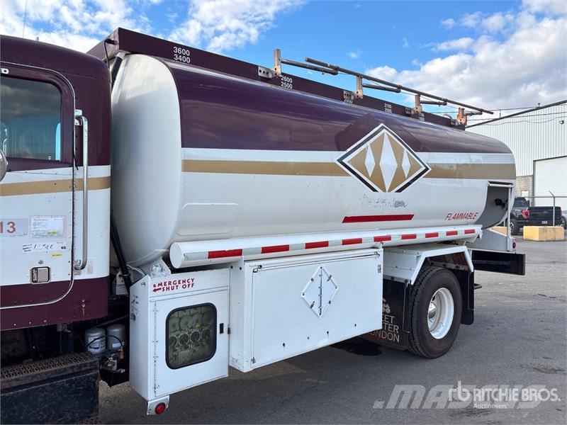 Peterbilt 330 4x2 Fuel Truck Cisternové vozy