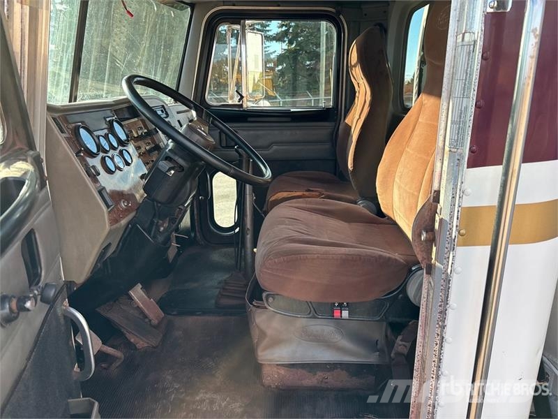 Peterbilt 330 4x2 Fuel Truck Cisternové vozy