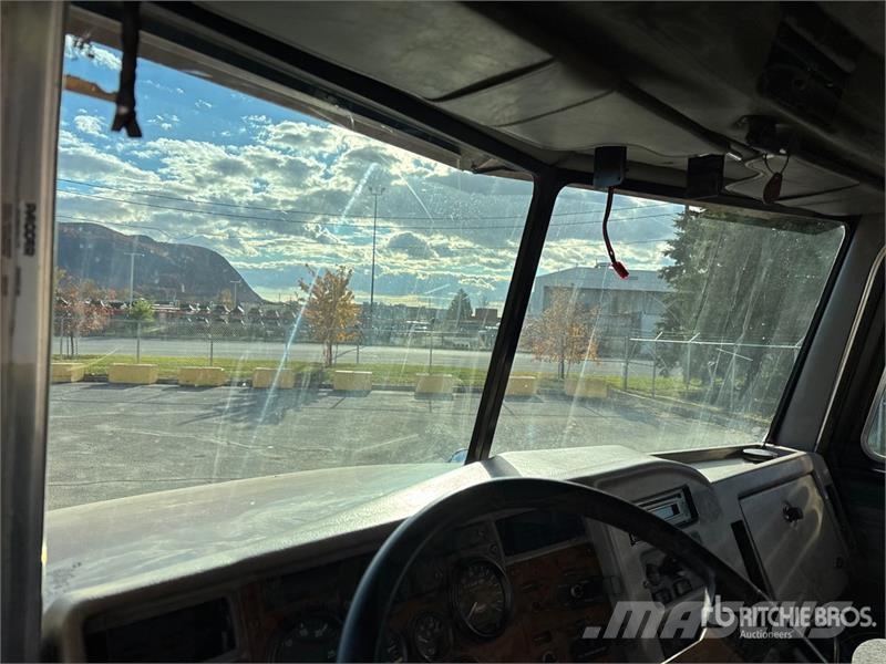 Peterbilt 330 4x2 Fuel Truck Cisternové vozy