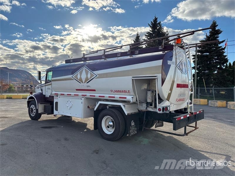 Peterbilt 330 4x2 Fuel Truck Cisternové vozy