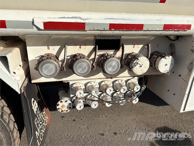 Peterbilt 330 4x2 Fuel Truck Cisternové vozy