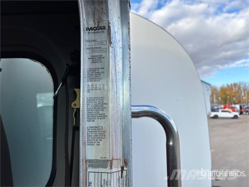 Peterbilt 330 4x2 Fuel Truck Cisternové vozy