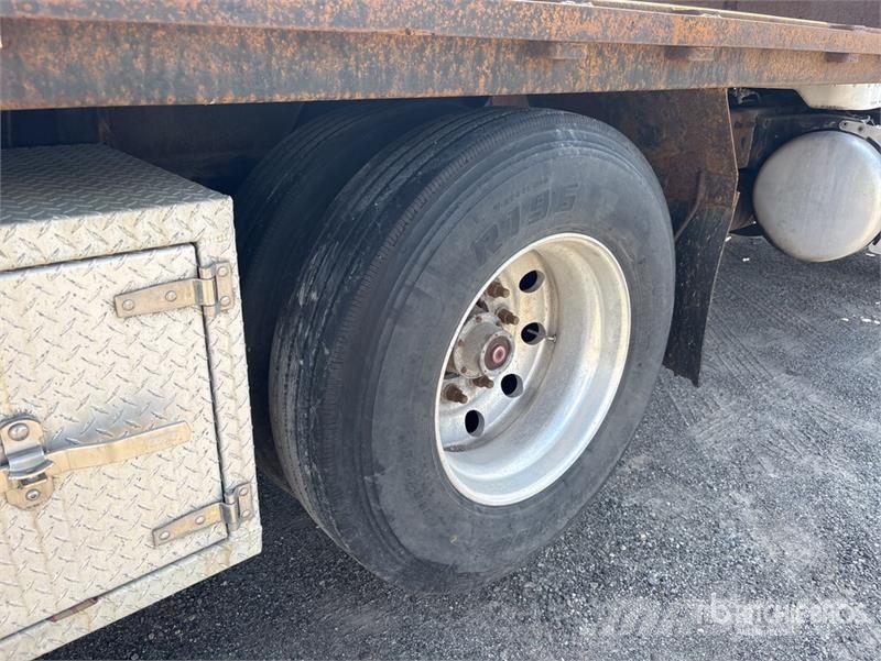 Peterbilt 335 شاحنات مسطحة/مفصلية الجوانب