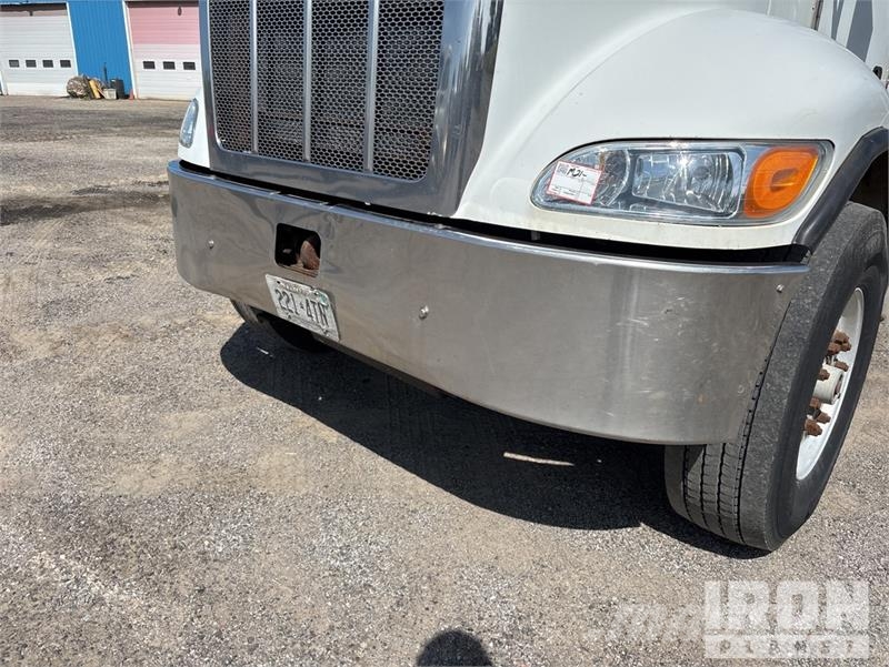 Peterbilt 335 شاحنات مسطحة/مفصلية الجوانب