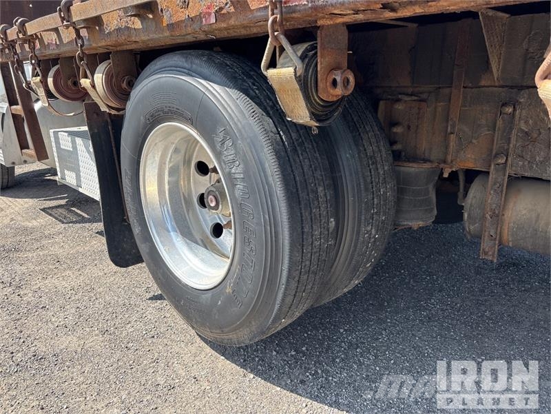 Peterbilt 335 شاحنات مسطحة/مفصلية الجوانب
