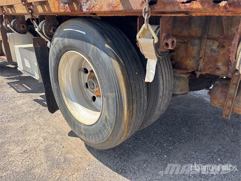 Peterbilt 335 شاحنات مسطحة/مفصلية الجوانب