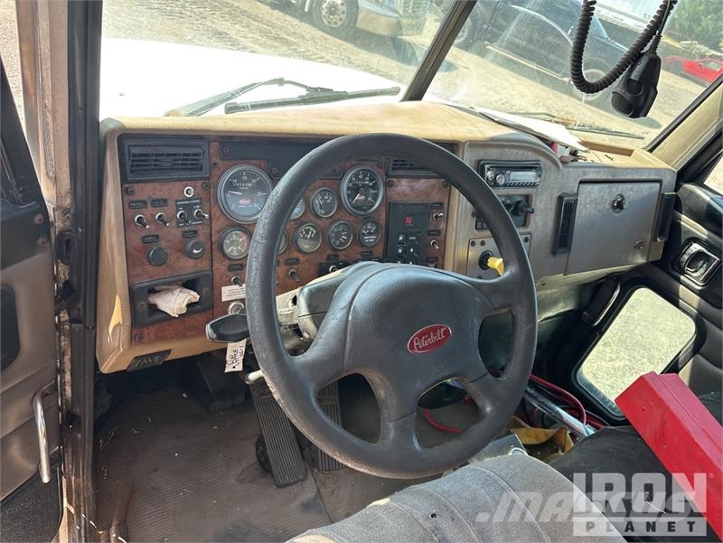 Peterbilt 335 شاحنات مسطحة/مفصلية الجوانب