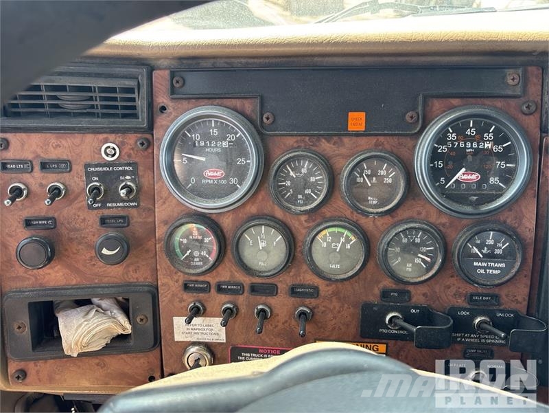 Peterbilt 335 شاحنات مسطحة/مفصلية الجوانب