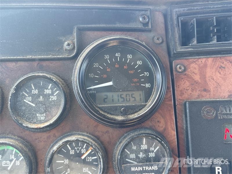 Peterbilt 335 شاحنات مسطحة/مفصلية الجوانب