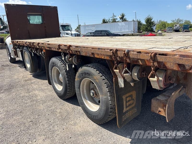 Peterbilt 335 شاحنات مسطحة/مفصلية الجوانب