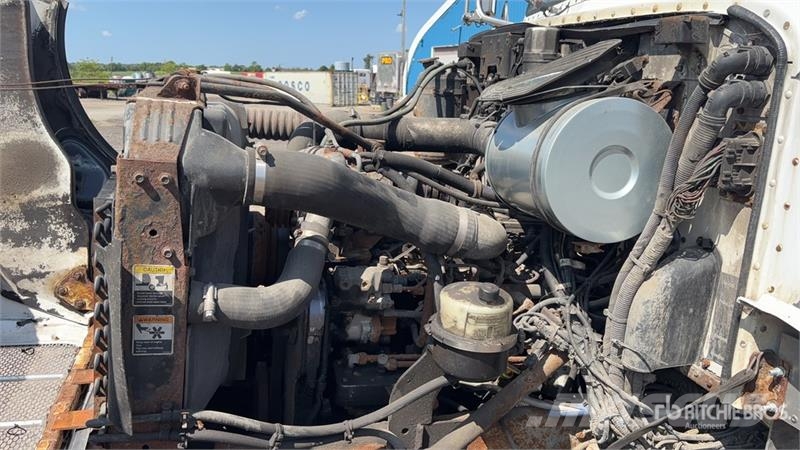 Peterbilt 335 شاحنات مسطحة/مفصلية الجوانب