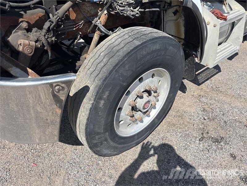 Peterbilt 335 شاحنات مسطحة/مفصلية الجوانب
