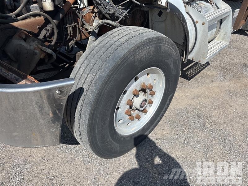 Peterbilt 335 شاحنات مسطحة/مفصلية الجوانب