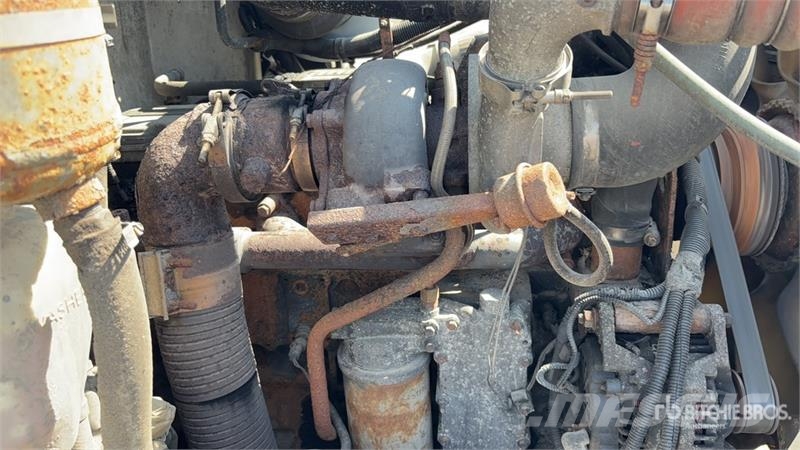 Peterbilt 335 شاحنات مسطحة/مفصلية الجوانب