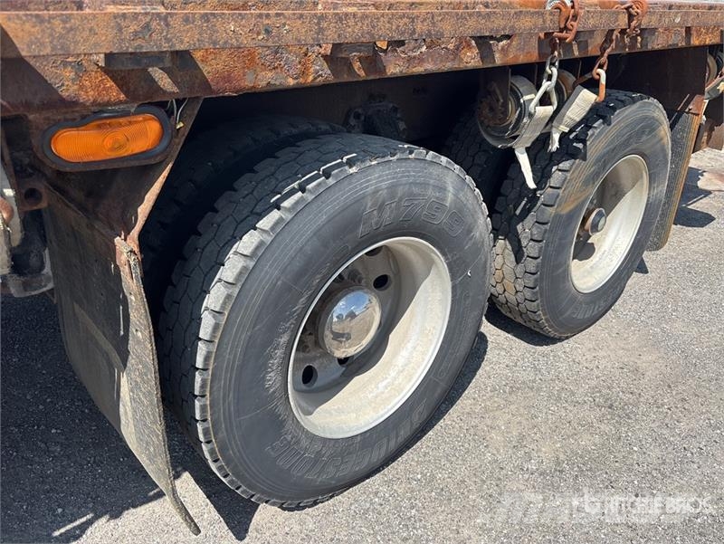 Peterbilt 335 شاحنات مسطحة/مفصلية الجوانب