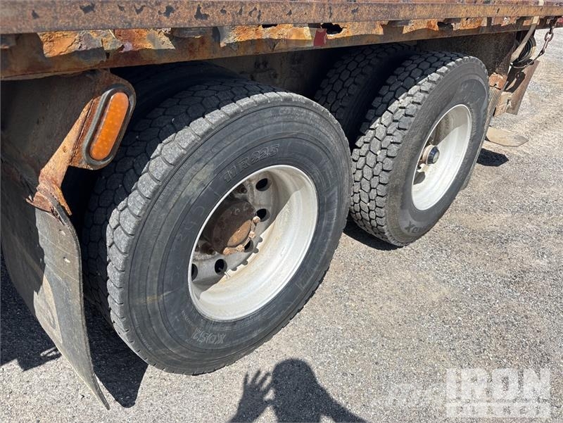 Peterbilt 335 شاحنات مسطحة/مفصلية الجوانب