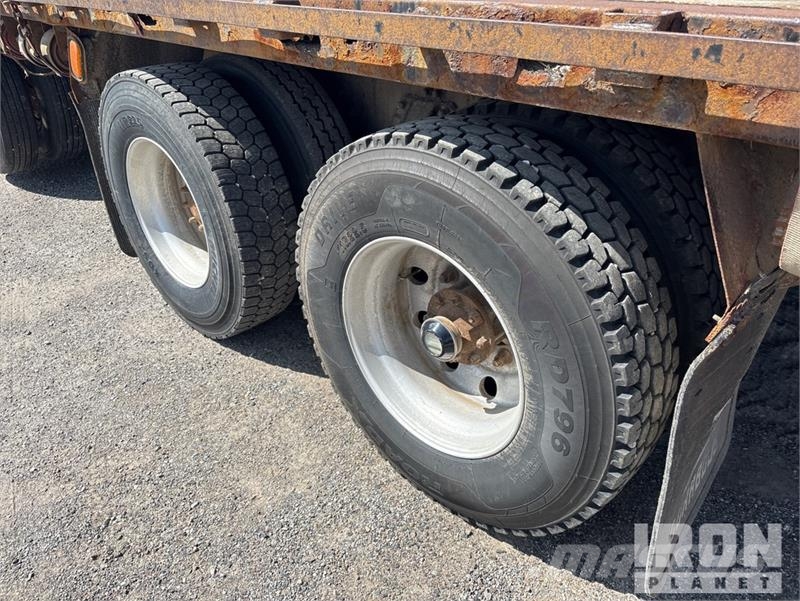 Peterbilt 335 شاحنات مسطحة/مفصلية الجوانب
