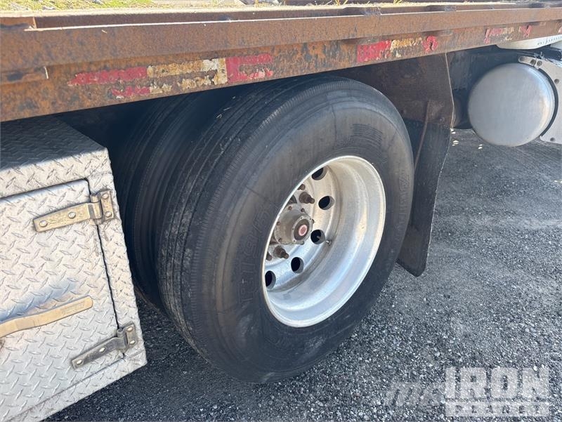 Peterbilt 335 شاحنات مسطحة/مفصلية الجوانب