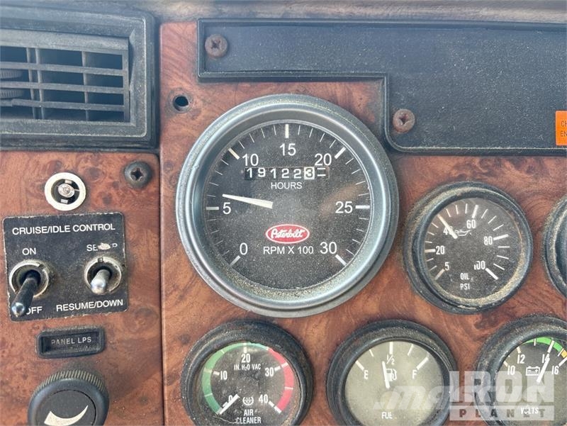 Peterbilt 335 شاحنات مسطحة/مفصلية الجوانب