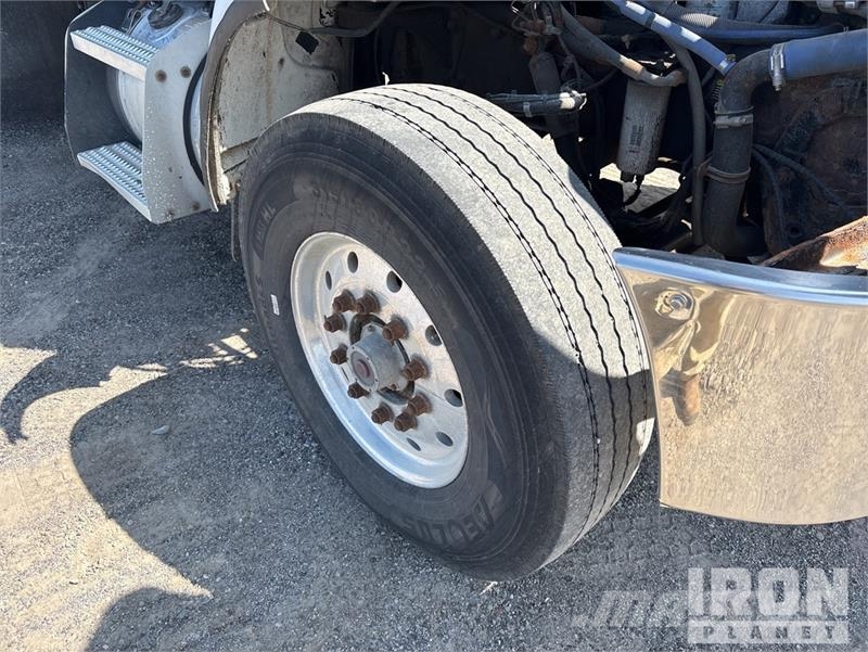 Peterbilt 335 شاحنات مسطحة/مفصلية الجوانب