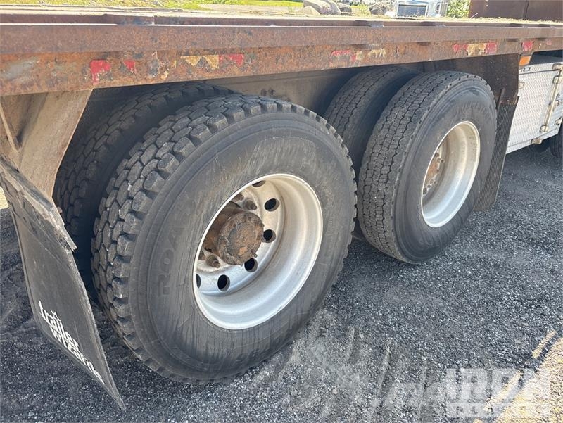 Peterbilt 335 شاحنات مسطحة/مفصلية الجوانب