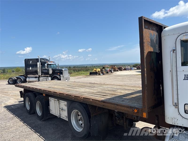 Peterbilt 335 شاحنات مسطحة/مفصلية الجوانب
