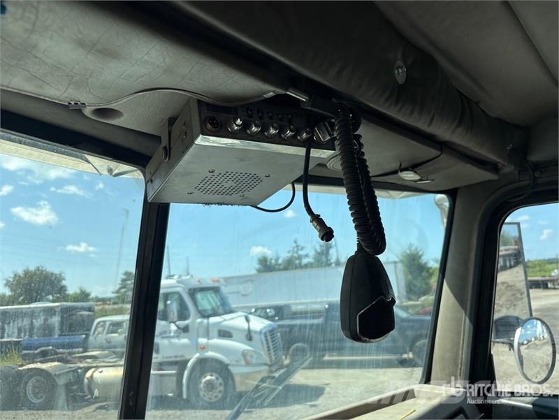 Peterbilt 335 شاحنات مسطحة/مفصلية الجوانب