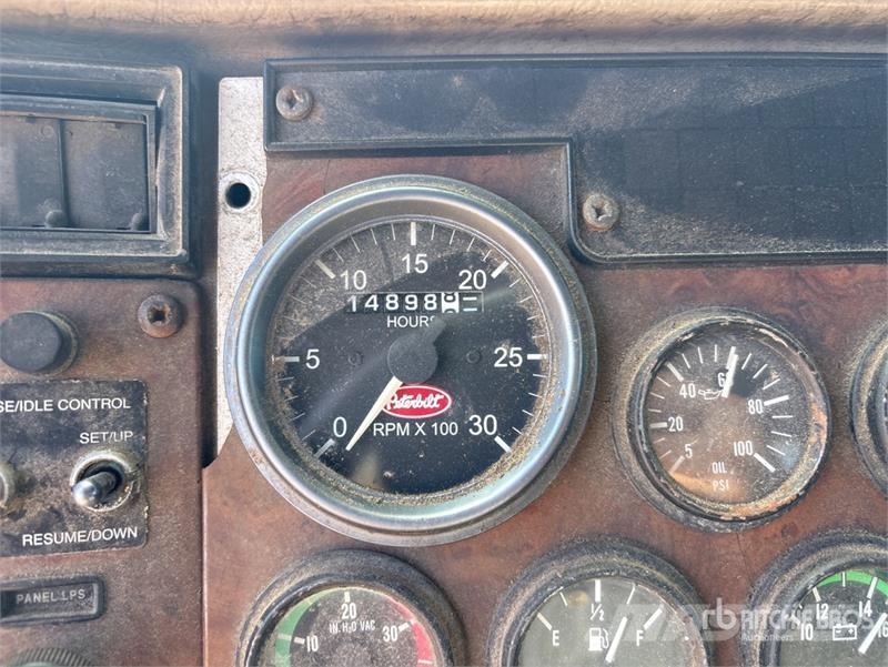 Peterbilt 335 شاحنات مسطحة/مفصلية الجوانب
