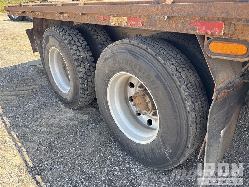 Peterbilt 335 شاحنات مسطحة/مفصلية الجوانب