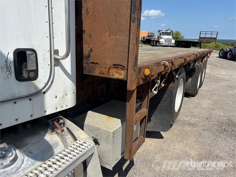 Peterbilt 335 شاحنات مسطحة/مفصلية الجوانب