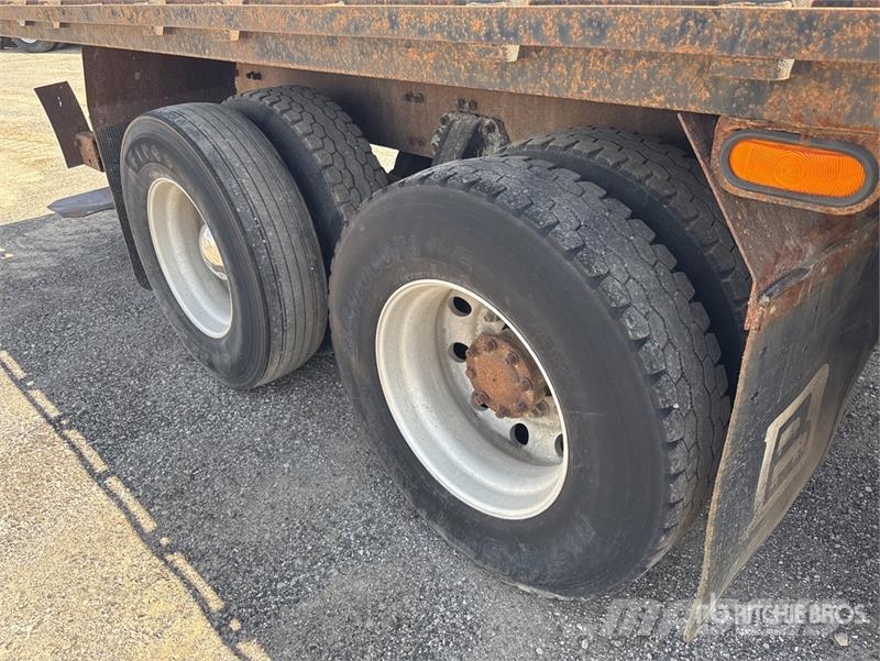 Peterbilt 335 شاحنات مسطحة/مفصلية الجوانب