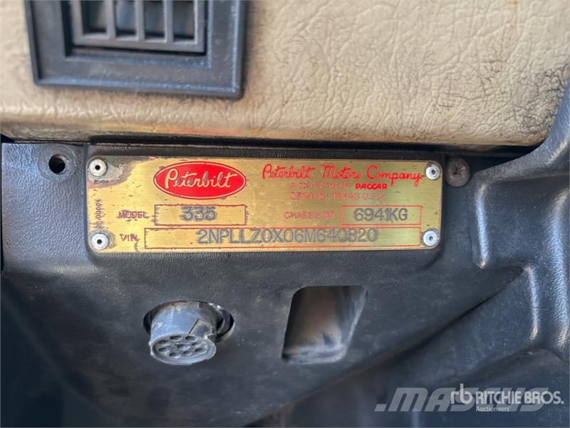 Peterbilt 335 شاحنات مسطحة/مفصلية الجوانب