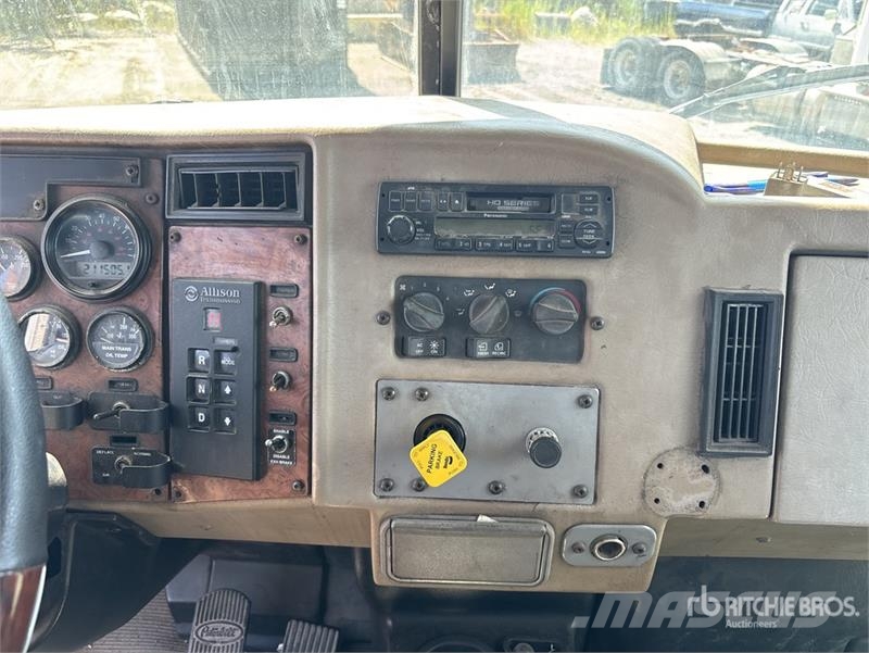 Peterbilt 335 شاحنات مسطحة/مفصلية الجوانب