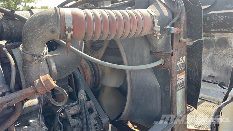 Peterbilt 335 شاحنات مسطحة/مفصلية الجوانب