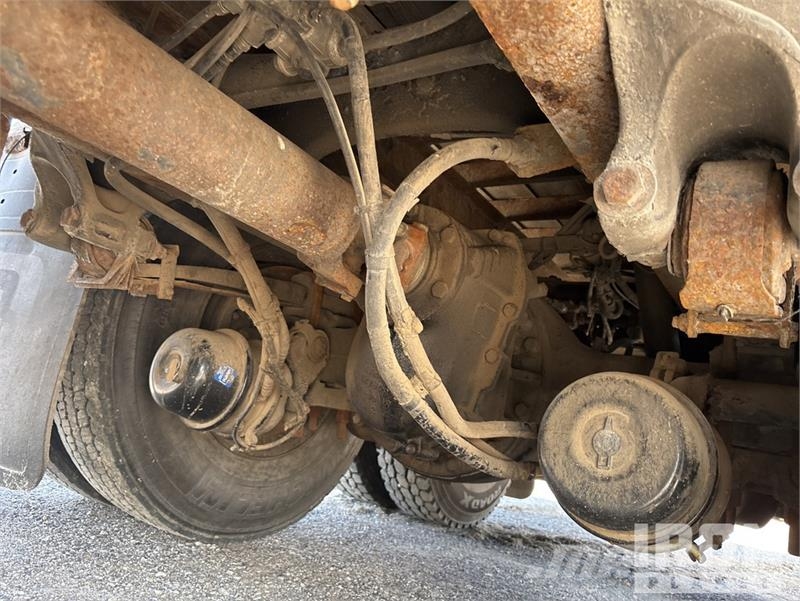 Peterbilt 335 شاحنات مسطحة/مفصلية الجوانب