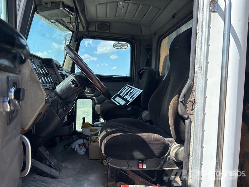 Peterbilt 335 شاحنات مسطحة/مفصلية الجوانب