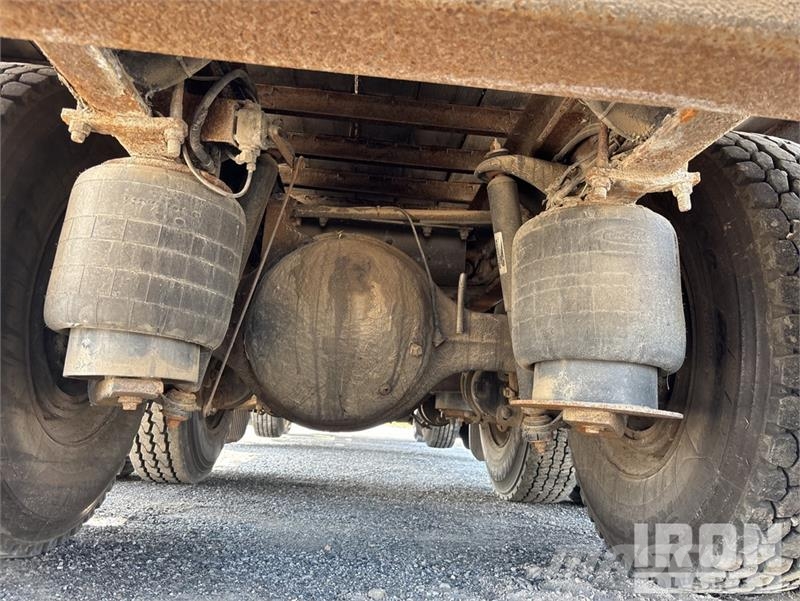 Peterbilt 335 شاحنات مسطحة/مفصلية الجوانب