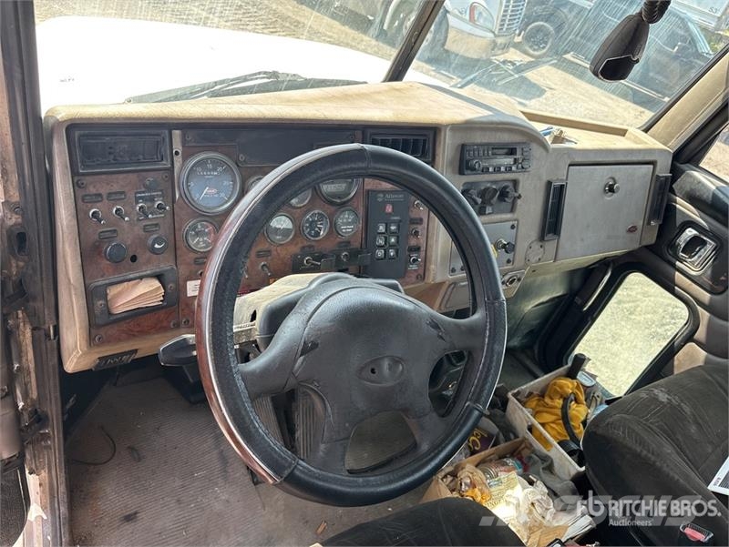 Peterbilt 335 شاحنات مسطحة/مفصلية الجوانب