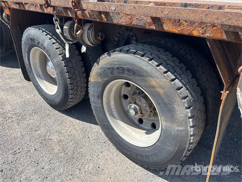 Peterbilt 335 شاحنات مسطحة/مفصلية الجوانب