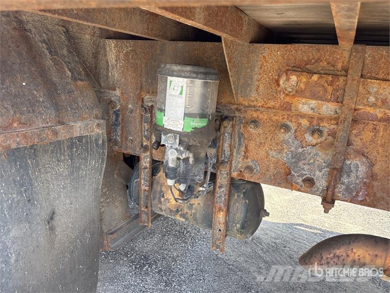 Peterbilt 335 شاحنات مسطحة/مفصلية الجوانب