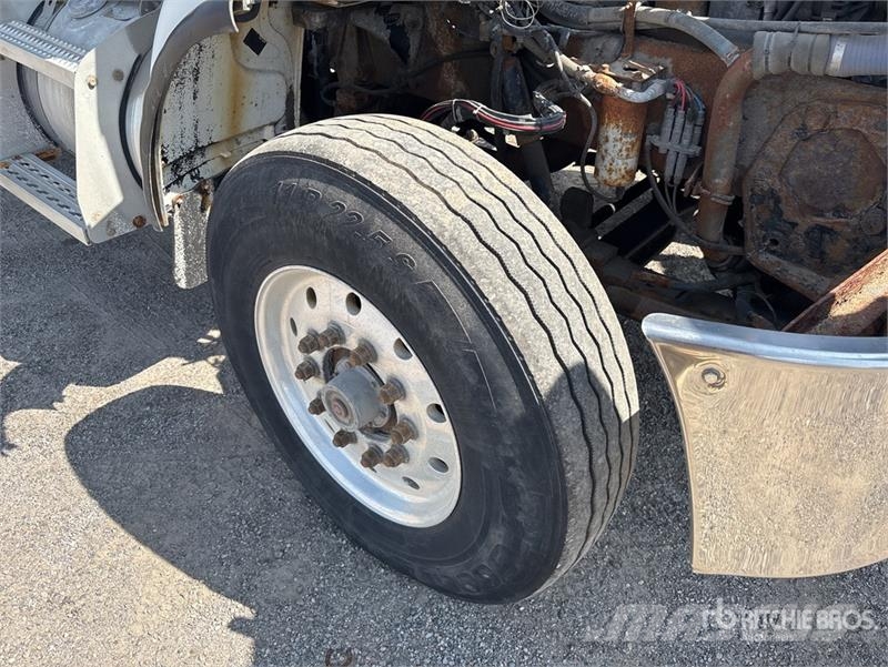Peterbilt 335 شاحنات مسطحة/مفصلية الجوانب