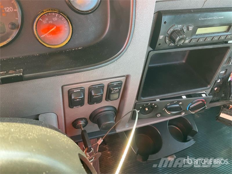 Peterbilt 348 4x2 S/A Day Cab Truck Tractor Truck Tractor Units